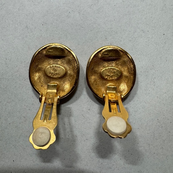 Vintage Erwin Pearl Clip-On Earrings – Black & Gold Dome Design - Picture 3 of 7